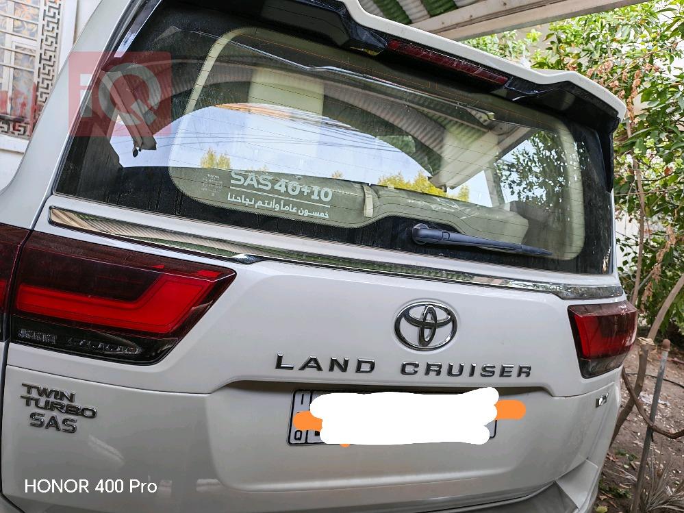 تۆیۆتا لاند کروزەر